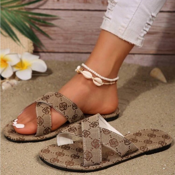 Woman’s size 9 tan flat sandals !!! 💛💛 - Picture 2 of 4